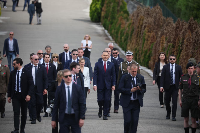 Prezydent RP Karol Nawrocki i pierwsza dama Marta Nawrocka podczas polowej mszy świętej na Polskim Cmentarzu Wojennym pod Monte Cassino