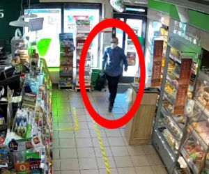 Ten mężczyzna płacił za zakupy cudzą kartą. Teraz poszukuje go toruńska policja
