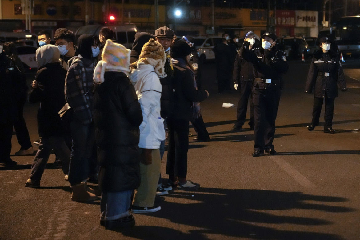 Wielkie demonstracje przeciwko restrykcjom covidowym! "Chcę swobodnie wychodzić, ale nie mogę"