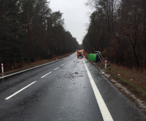 Zderzenie busa i samochodu. Trzy osoby ranne