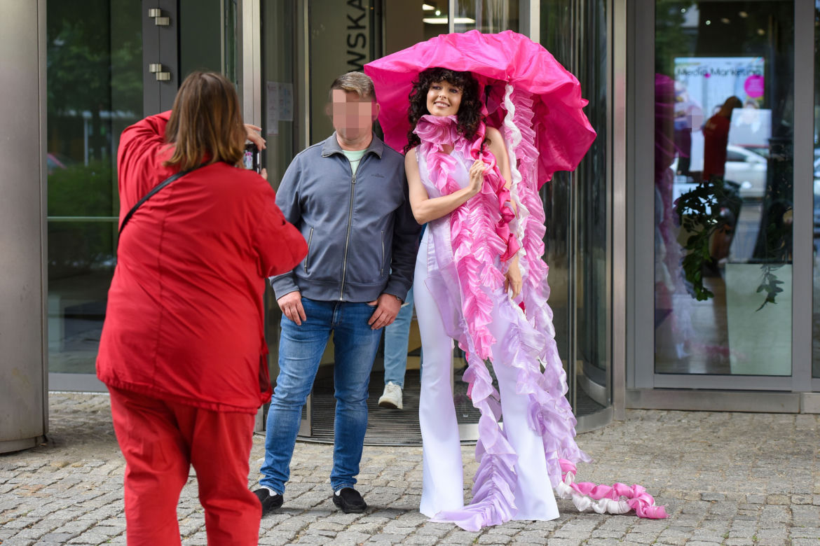 Ramona Rey szokuje na ulicy