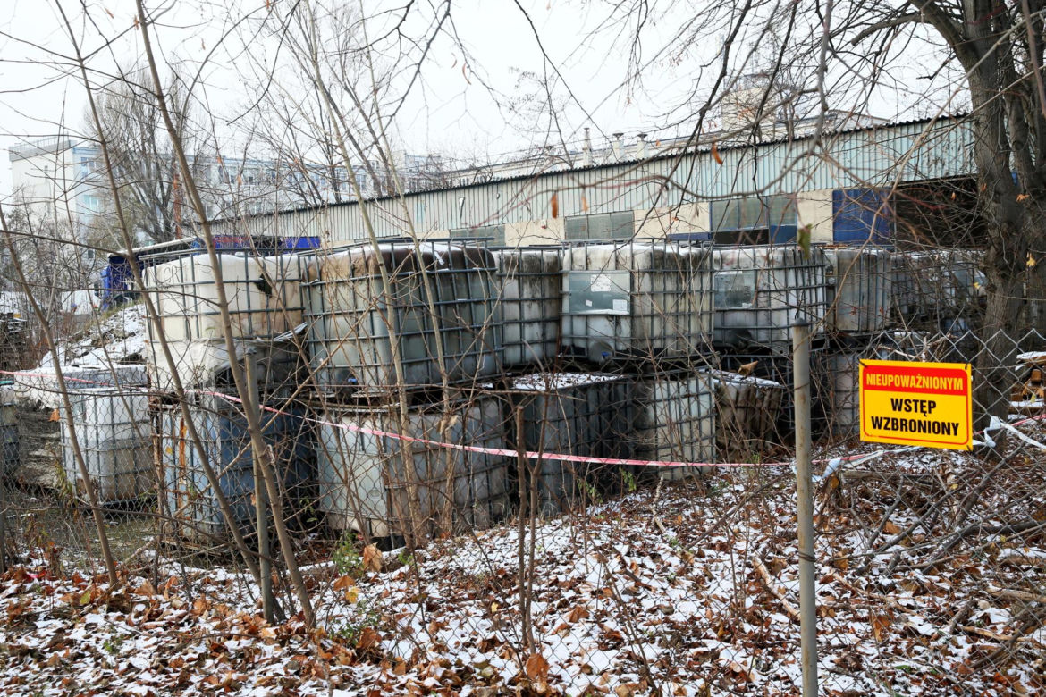 Wywożą śmieci z Targówka. 360 ton odpadów zalegało na działce przy ul. Odrowąża