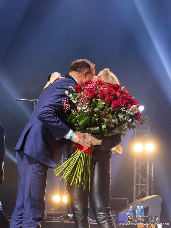 Brytyjska gwiazda muzyki pop rozgrzała serca fanów. Jej piosenki znają miliardy osób!