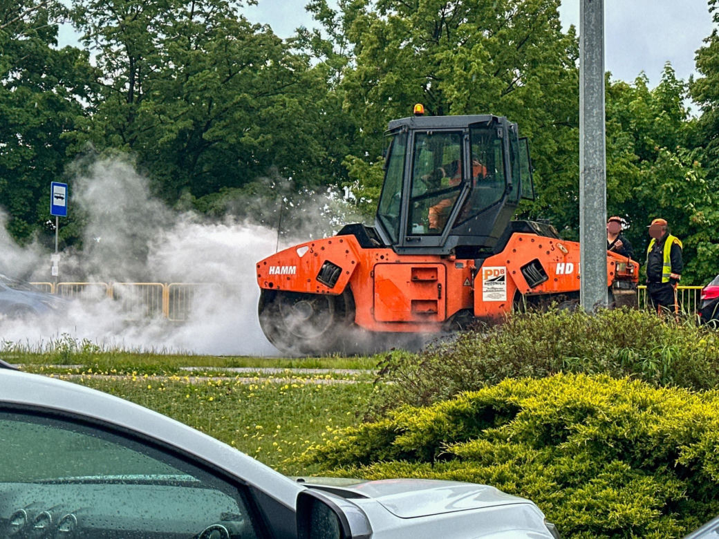 Robotnicy pracują w ulewę