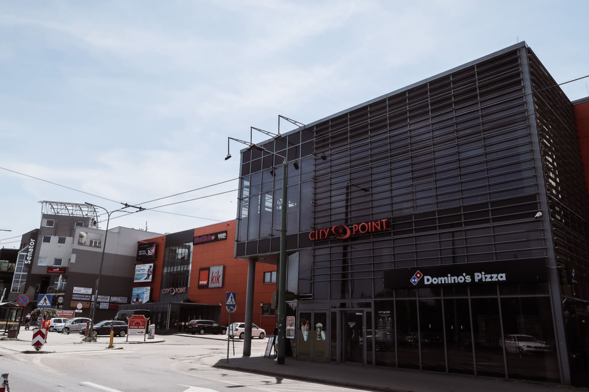 Duże centrum handlowe na sprzedaż. W środku klimat jak z „The Last of Us”
