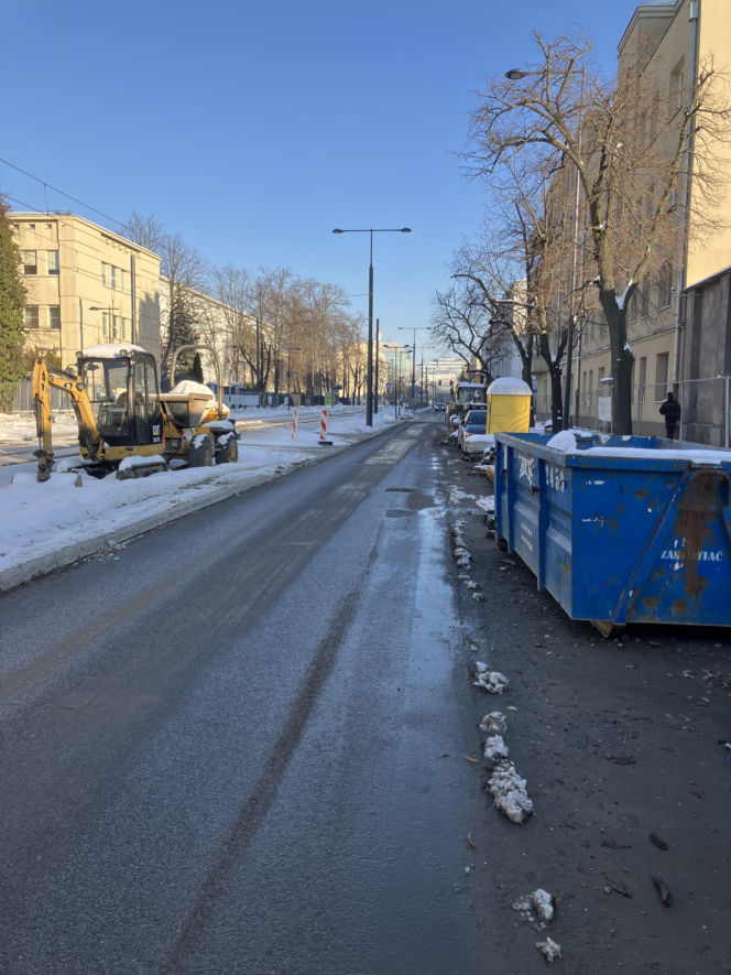 Tramwaj wzdłuż ul. Rakowieckiej w Warszawie w styczniu 2026