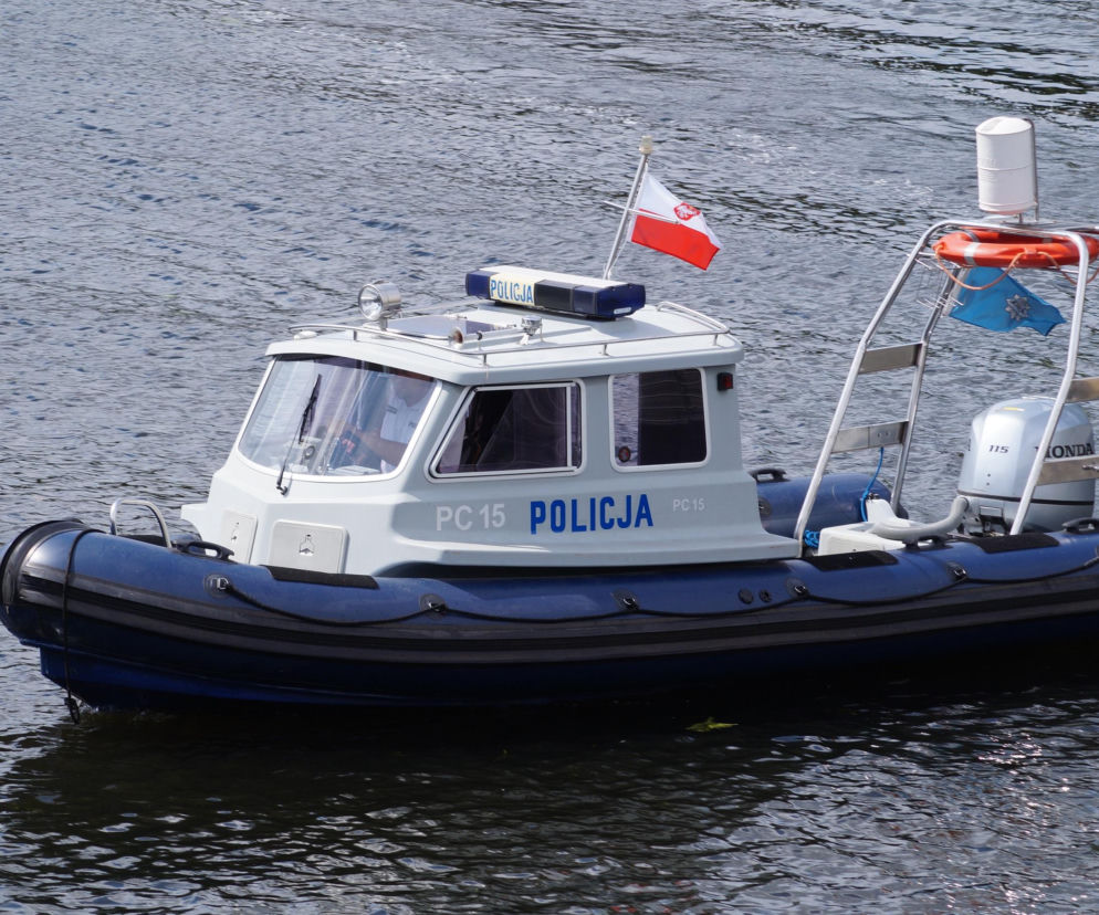 Łódź motorowa policji na wodzie. O akcji służb na Jeziorze Zaleskim przeczytasz na SE.