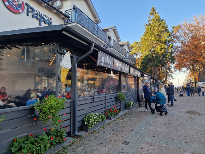 Nowy trend nad morzem! Lody i pamiątki w połowie listopada? Ta nadmorska miejscowość jest czynna cały rok