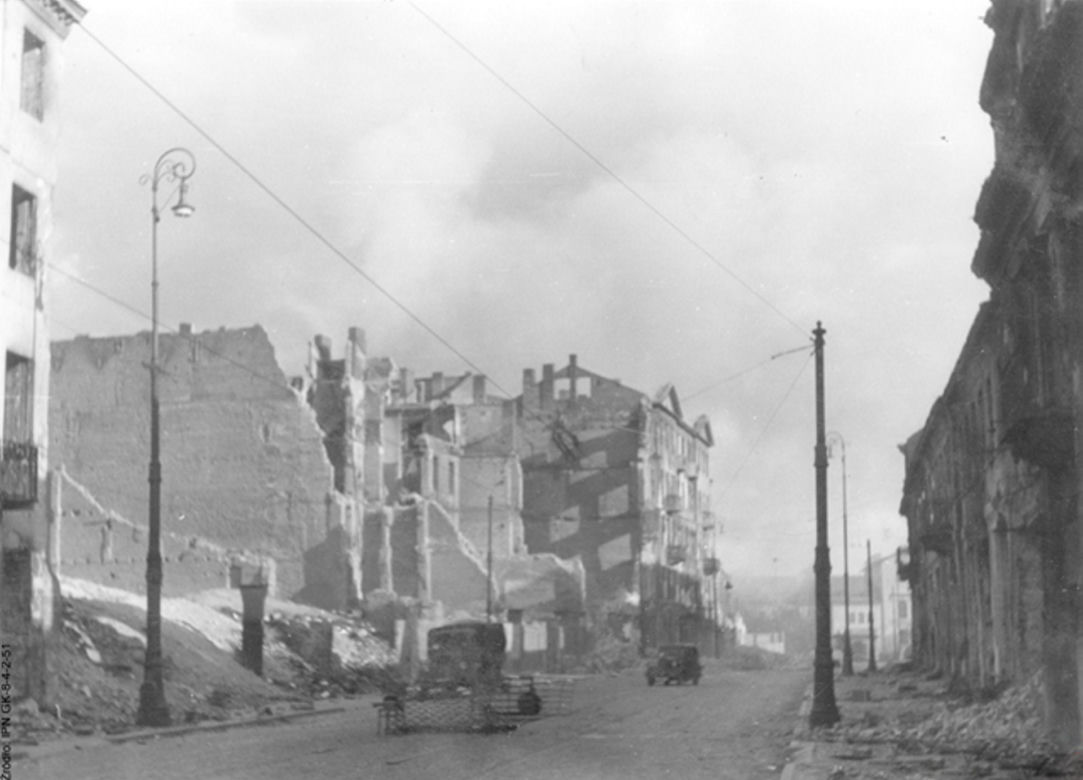 Wypalone ruiny kamienic getta warszawskiego, lipiec 1943. 