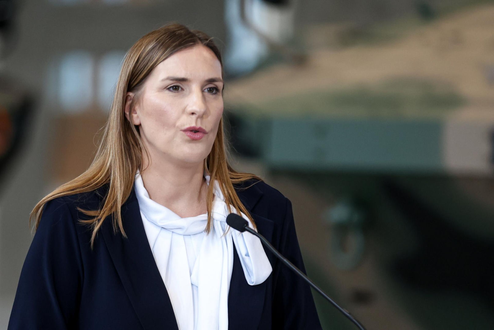 MON tłumaczy się z przerobionego zdjęcia wiceminister Sobkowiak-Czarneckiej! Interna…