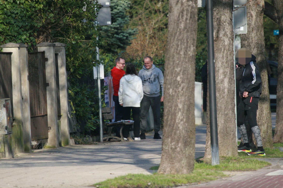Pracowity poranek premiera Donalda Tuska. Zawiesił plakat i pobiegł dalej