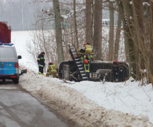 Dramat na drogach Warmii i Mazur! Przerażający wypadek BMW. Lód paraliżuje region