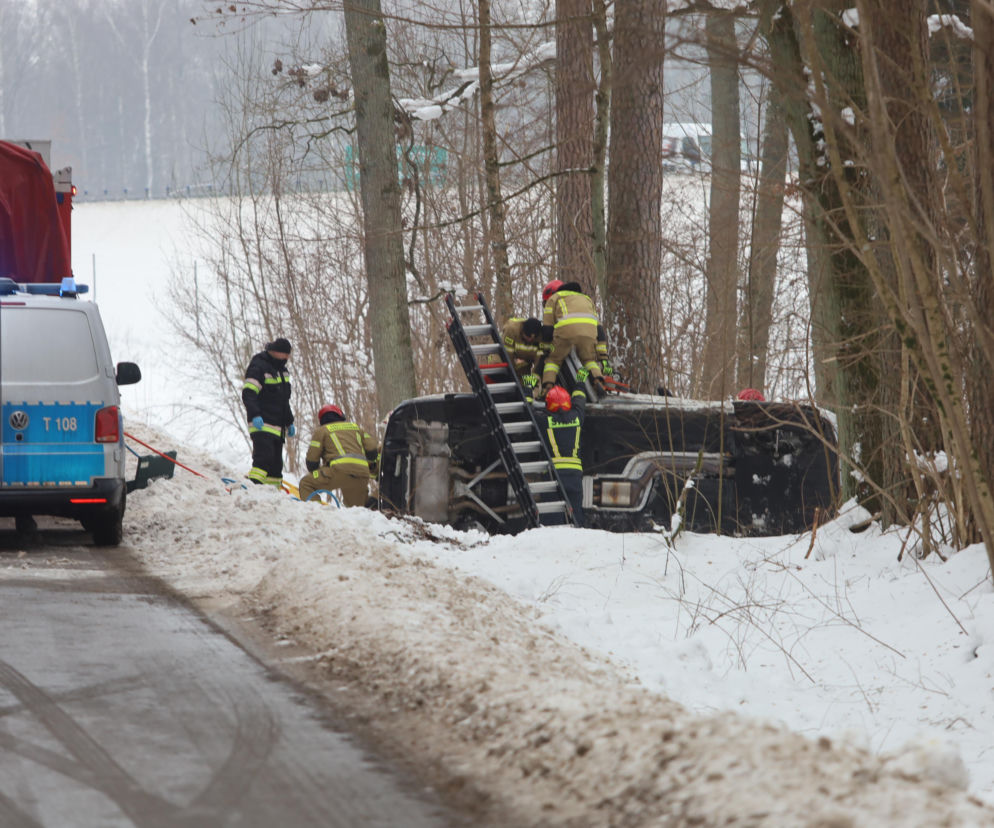 Poważny wypadek na Warmii i Mazurach. Lód paraliżuje region