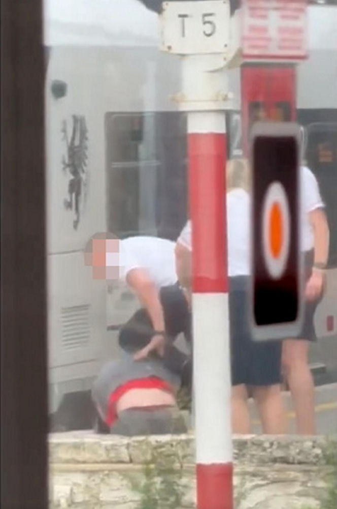 Szokujące sceny na peronie w Wejherowie! Bójka agresywnego pasażera z konduktorem