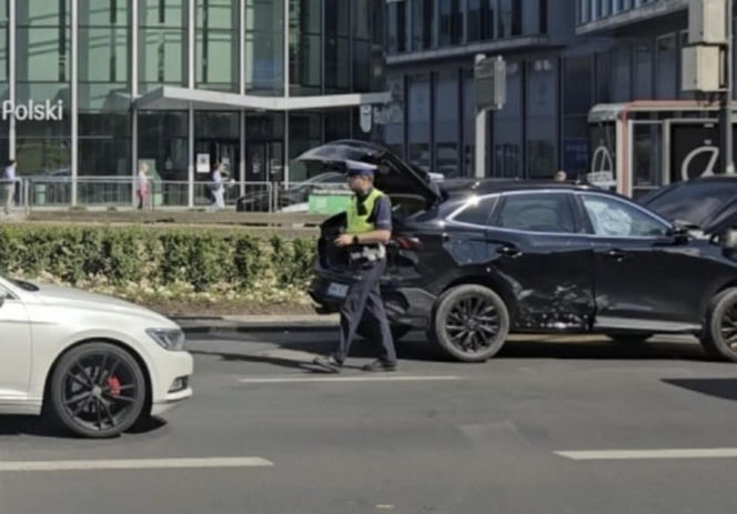 Auto TV Republika przewróciło się w centrum Warszawy. W środku był poseł PiS i znany dziennikarz