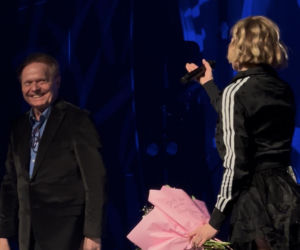 Michał Bajor na koncercie Anny Wyszkoni. Wskoczył do niej na scenę