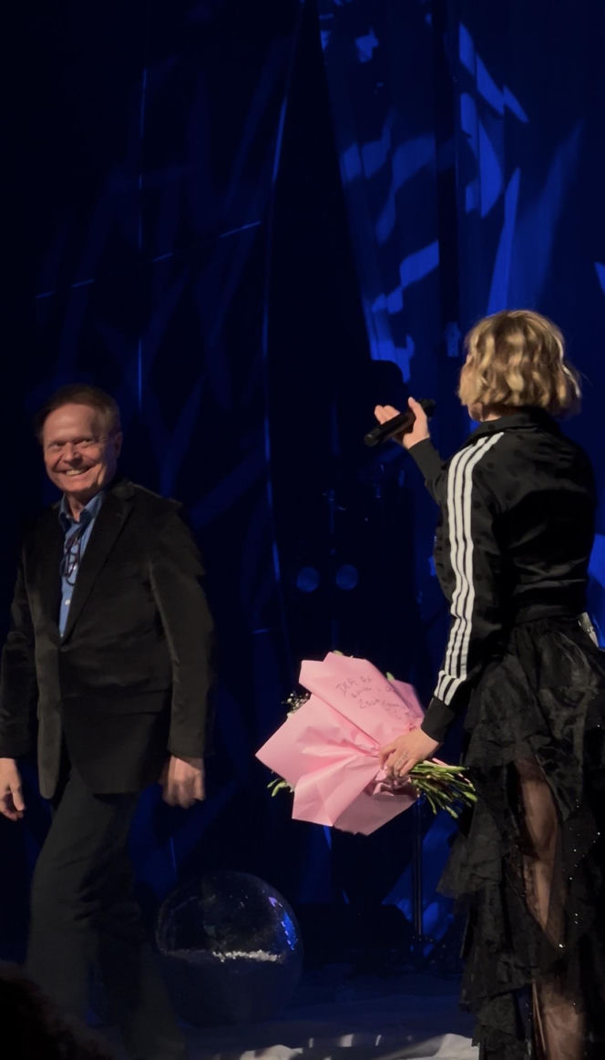 Michał Bajor na koncercie Anny Wyszkoni. Wskoczył do niej na scenę