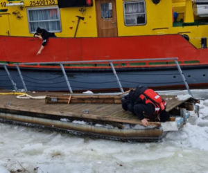 Lodołamacze na Wiśle w Toruniu. Trwa akcja kruszenia lodu