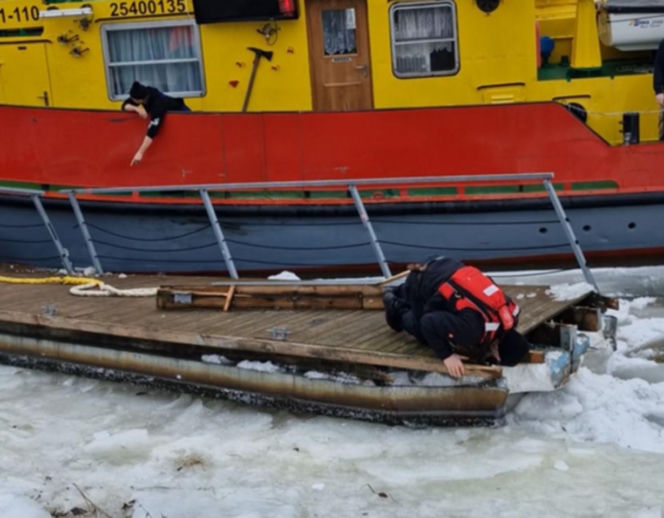 Lodołamacze na Wiśle w Toruniu. Trwa akcja kruszenia lodu