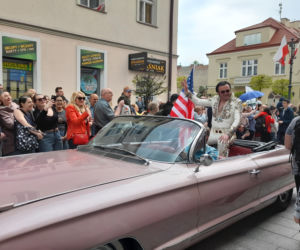 Elivis Presley w swoim cadillacu otworzył Święto Paniagi w Rzeszowie.  Wielki pochód w amerykańskim stylu!