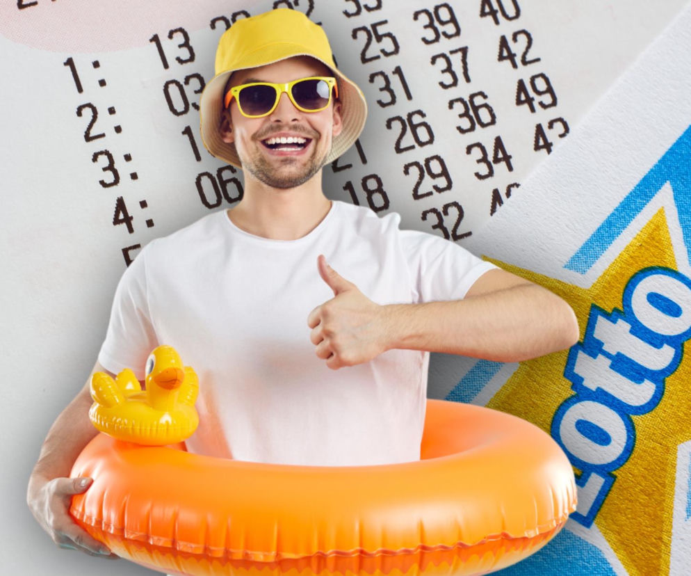 Uśmiechnięty mężczyzna w kole ratunkowym pokazuje kciuk w górę na tle kuponu Lotto. O wygranej przeczytasz na SE Szczecin.