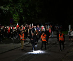 Marsz milczenia w Jarosławiu po ataku na księdza. Mieszkańcy w żałobie