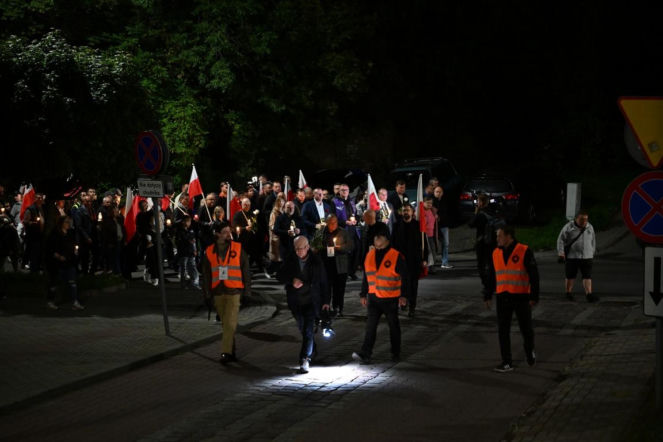Marsz milczenia w Jarosławiu po ataku na księdza. Mieszkańcy w żałobie