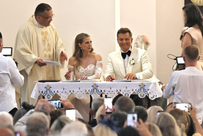 Zaskakujący element na ślubie Rafała Brzozowskiego! Wnieśli to do kościoła