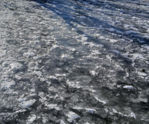 Wisła i Brda skute lodem! Zimowe piękno kusi, ale jest wyjątkowo niebezpieczne