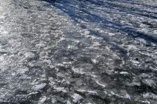 Wisła i Brda skute lodem! Zimowe piękno kusi, ale jest wyjątkowo niebezpieczne