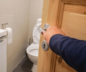 Pęcherz „klucza w zamku” dręczy 72% Polek. Specjaliści wskazują prosty trik oddechowy, który daje ulgę