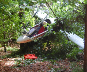 Wypadek szybowca, roztrzaskał się w lesie