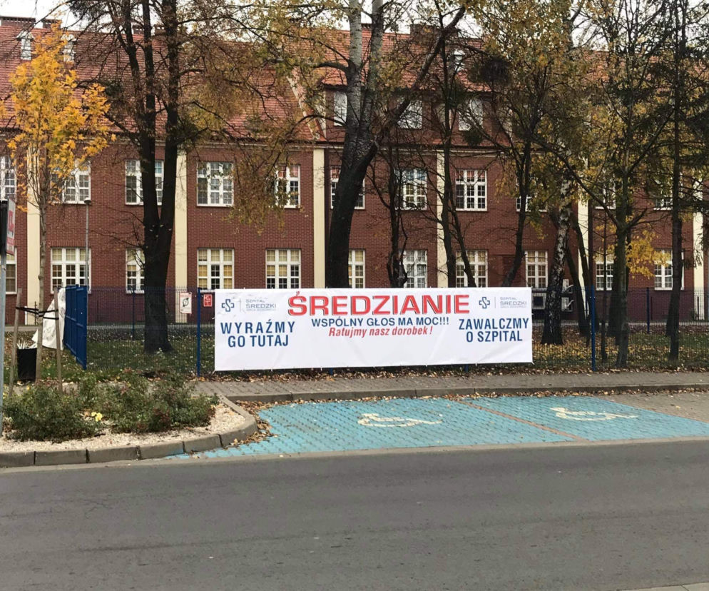 Baner przed szpitalem
