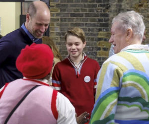 Książę George pomaga tacie