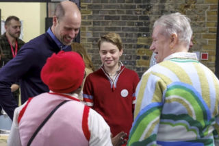 Książę George pomaga tacie