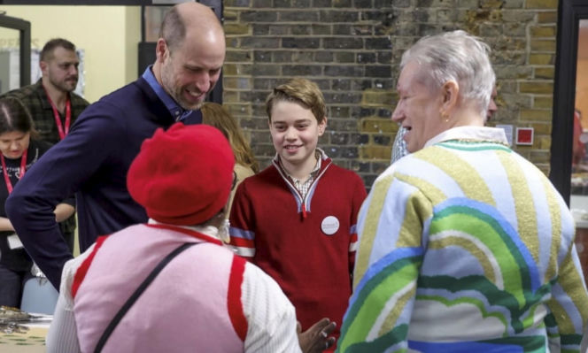 Książę George pomaga tacie