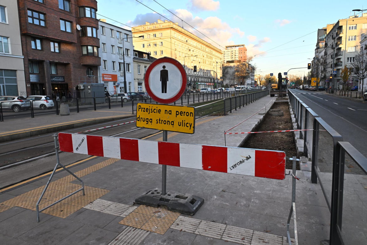 Najpierw wyremontowali przystanki, teraz je niszczą by zasadzić zieleń. Absurd na ul. Grochowskiej