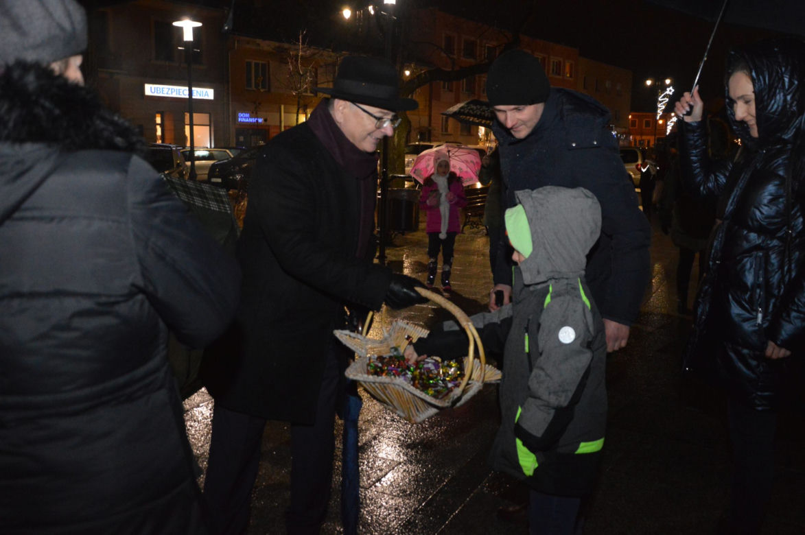 Wystartował Jarmark Bożonarodzeniowy w Końskich. W rynku odpalili choinkę