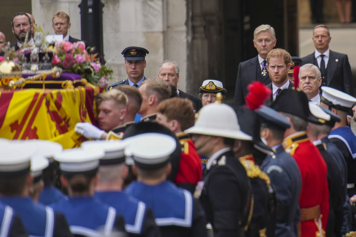 Trumna z Królową przybyła do Westminsteru