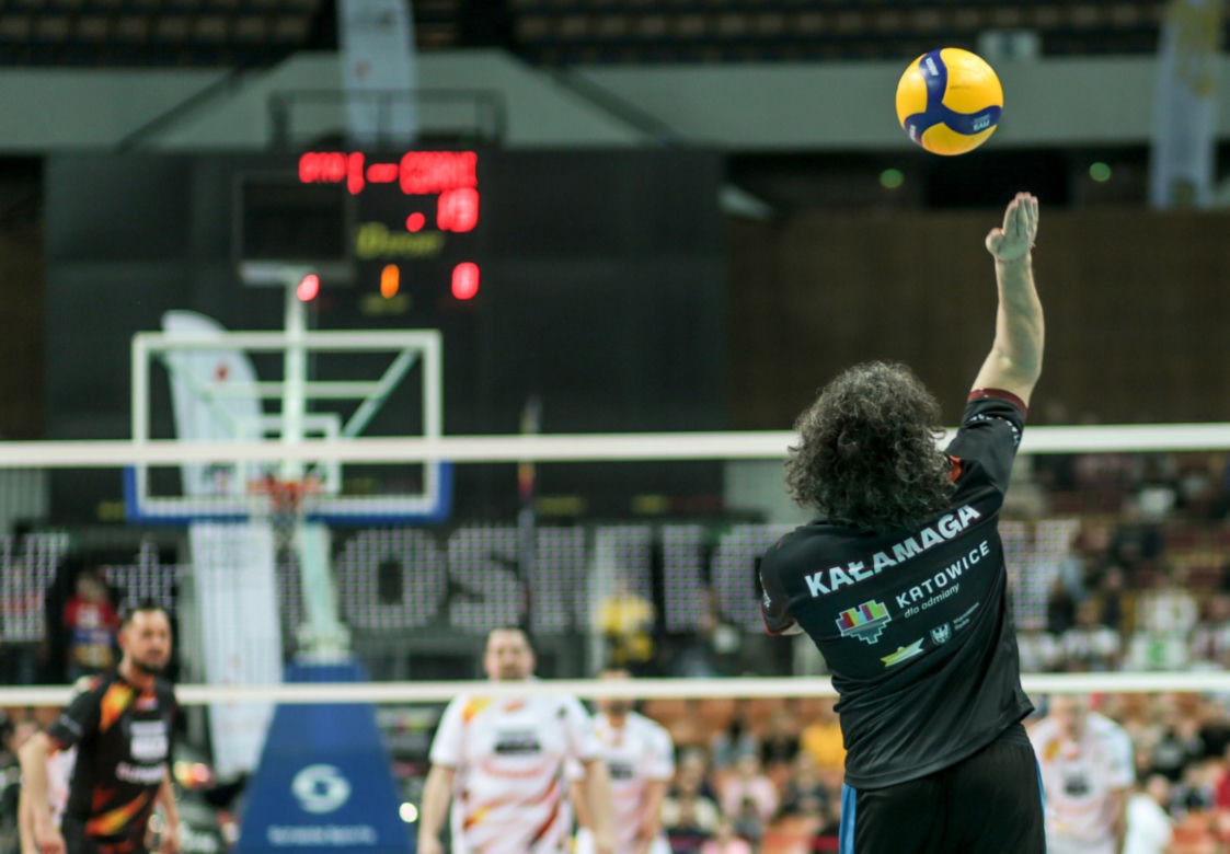Legendarny Kosmiczny Mecz z Aniołami w Spodku: Gwiazdy zagrały dla Domu Aniołów Stróżów 