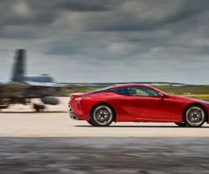 Lexus LC 500 ściga się z myśliwcem F-18