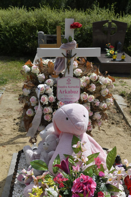 Sandrę pokonał guz mózgu. Miała zaledwie 6 lat. Widok jej grobu łamie serce [ZDJĘCIA]