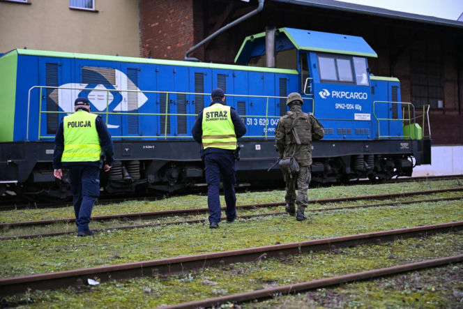 Wojsko patroluje dworzec w Koszalinie