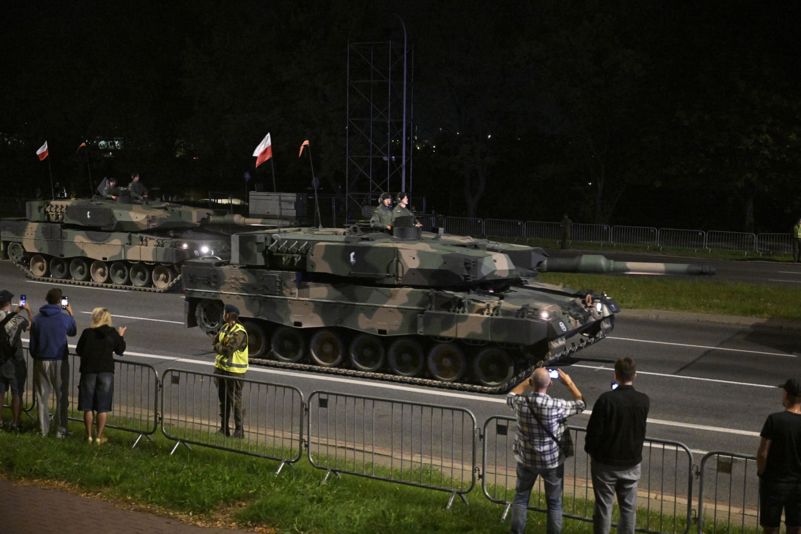 Nocna próba defilady wojskowej w Warszawie
