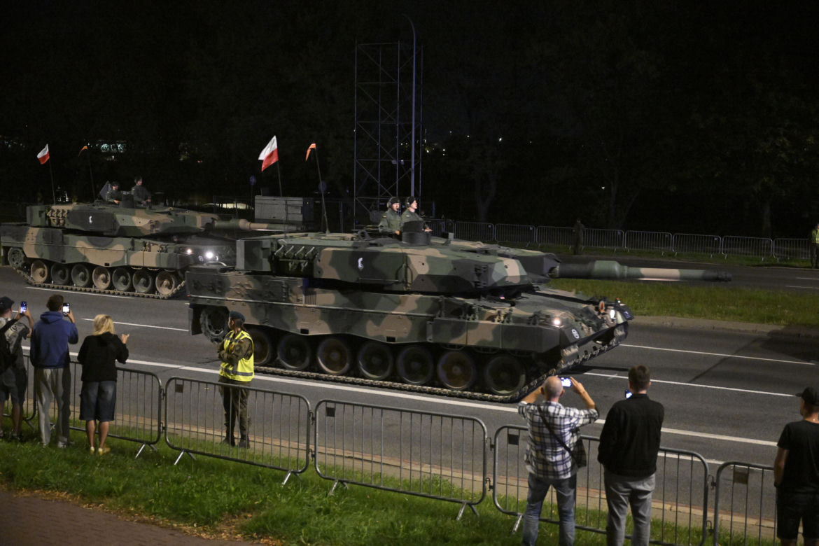 Nocna próba defilady wojskowej w Warszawie