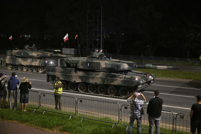 Nocna próba defilady wojskowej w Warszawie