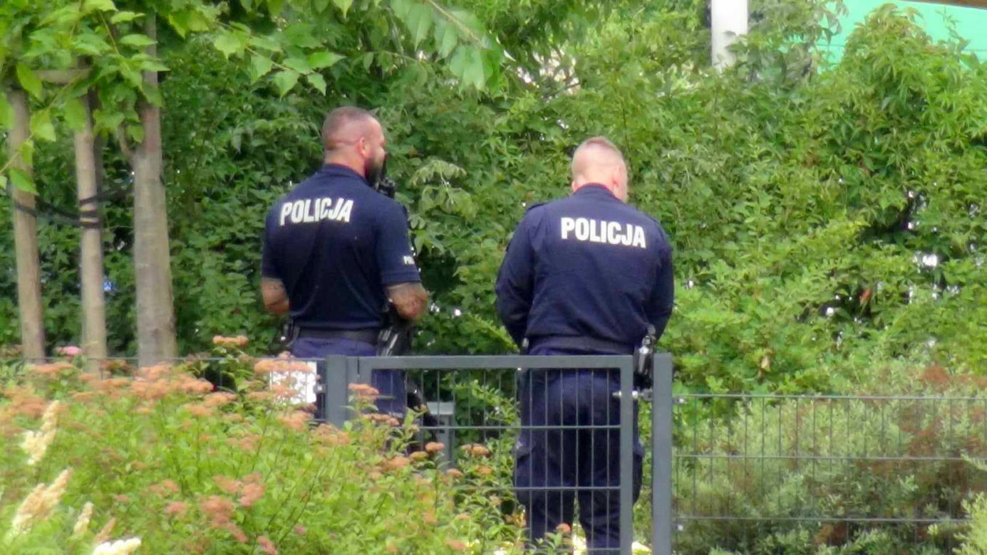 Dzieci bawiły się obok zwłok. Ciało młodego mężczyzny leżało przy placu zabaw