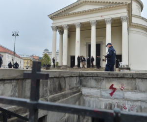 Policja pod kościołami w Warszawie