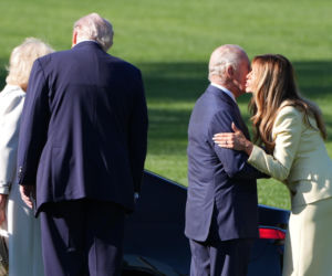 Król Karol i królowa Kamila u Trumpów. Melania dała im herbatę, a potem pokazała pasiekę w kształcie Białego Domu