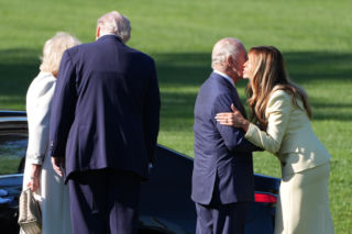 Król Karol i królowa Kamila u Trumpów. Melania dała im herbatę, a potem pokazała pasiekę w kształcie Białego Domu